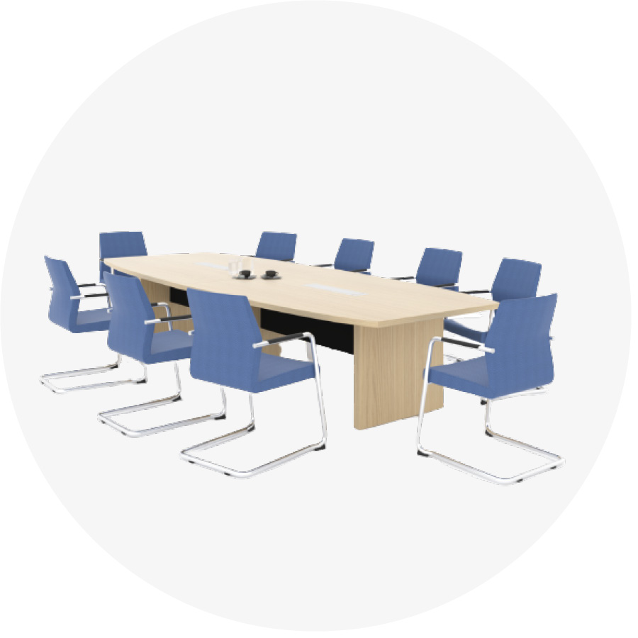 Wyposażenie sali konferencyjnej - stół w kolorze dębu otoczony niebieskimi krzesłami kubełkowymi.